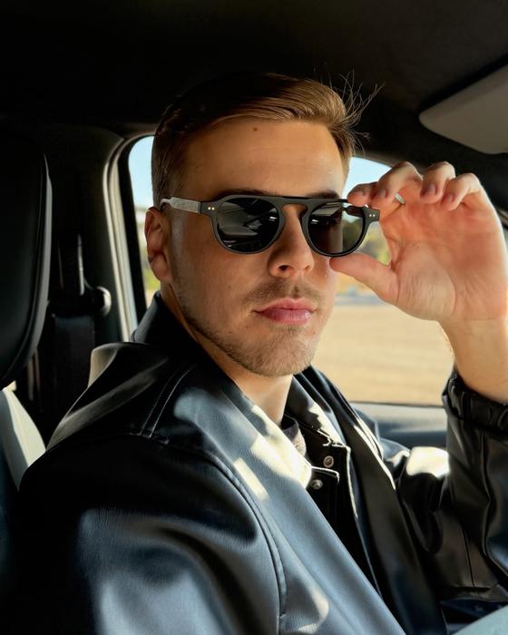 Óculos masculino com jaqueta de couro